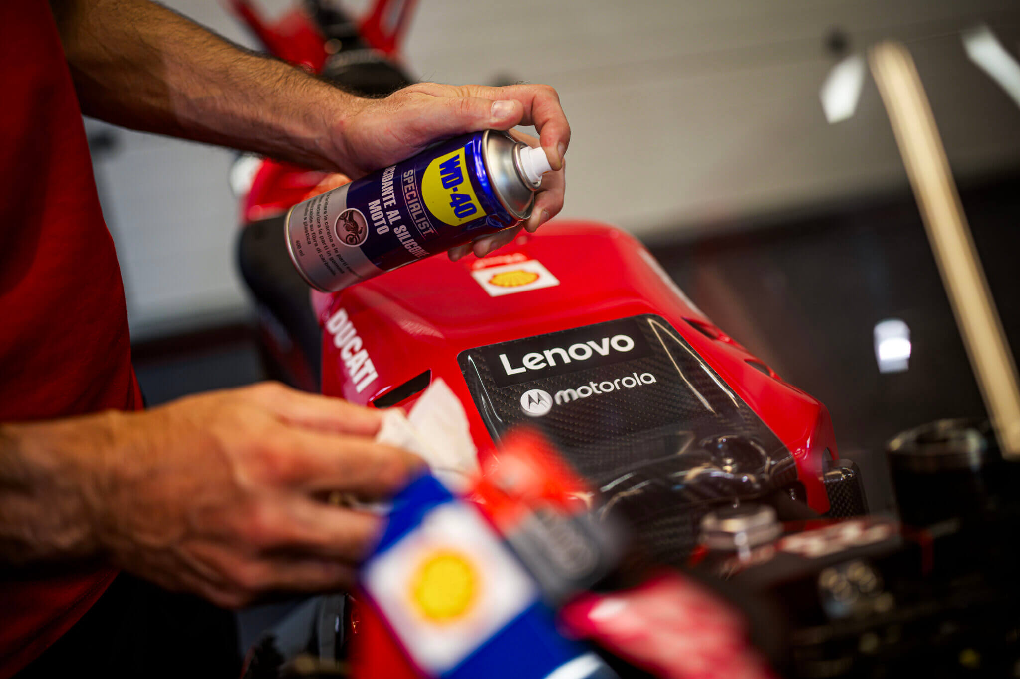 Spray WD40 Specialist WD-40 Specialist Lucidante Al Silicone Spray 400ml - Per Moto, Metallo, Vetroresina, Protezione Brillante Lubrificante Catena Moto - Foto 3