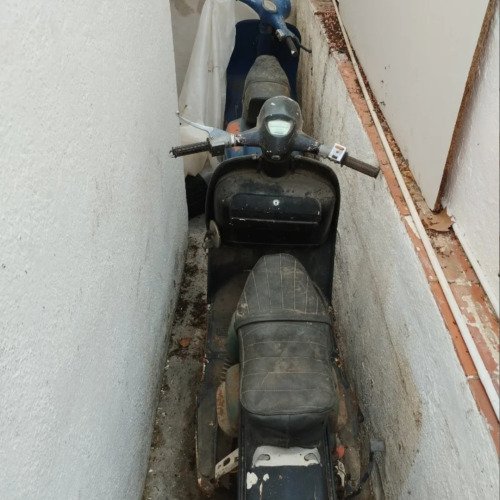Restaurar motos que llevan 20 años guardadas esperando un concurso