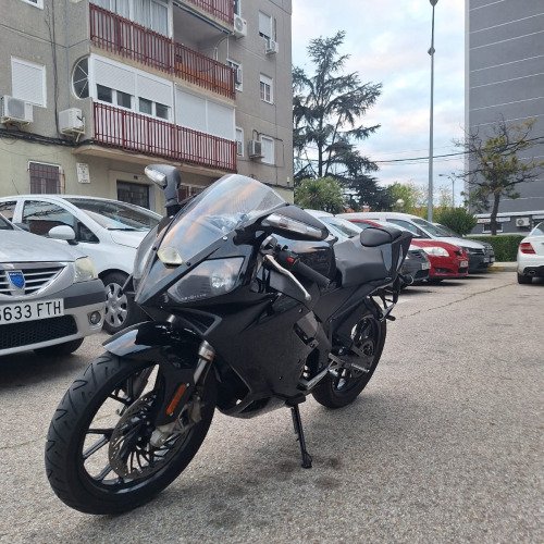 El proyecto ha consistido en transformar un lote de piezas de desguace en una moto plenamente funcional y restaurada entera