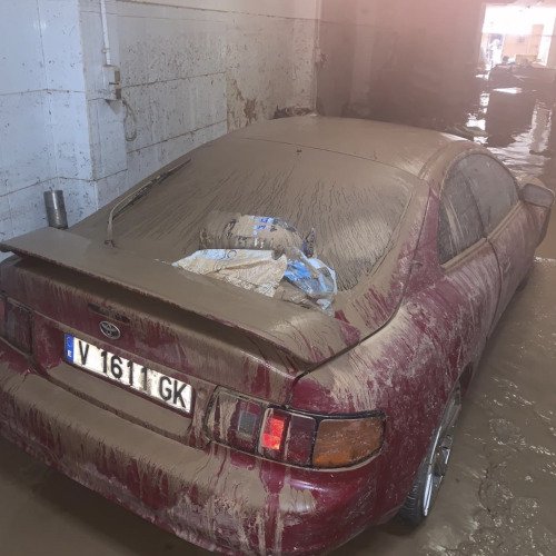 Restaurar mi Toyota celica que fue afectado por la daña en Valencia